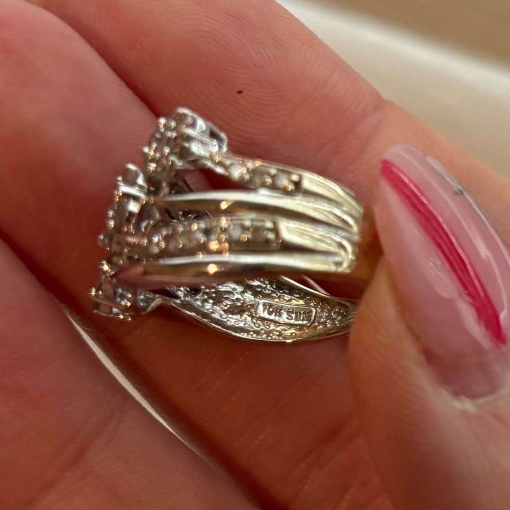 Elegant Silver Diamond Ring Set - Picture 9 of 9